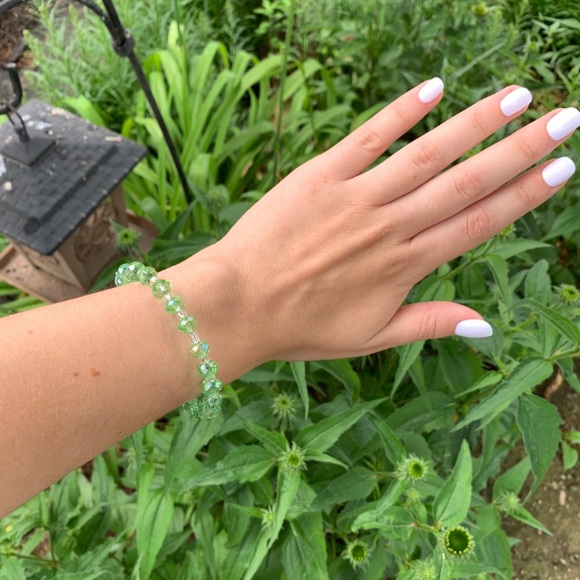 NWOT green crystal beaded elastic bracelet. - Picture 1 of 3